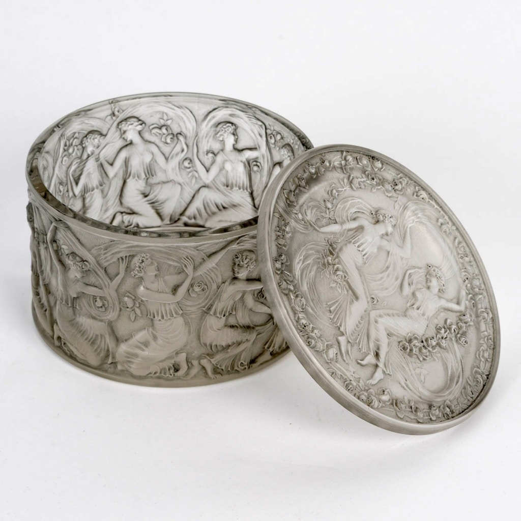 Boîte « Figurines et Voiles » verre blanc patiné gris de René LALIQUE 3 Boîte « Figurines et Voiles » verre blanc patiné gris de René LALIQUE 3