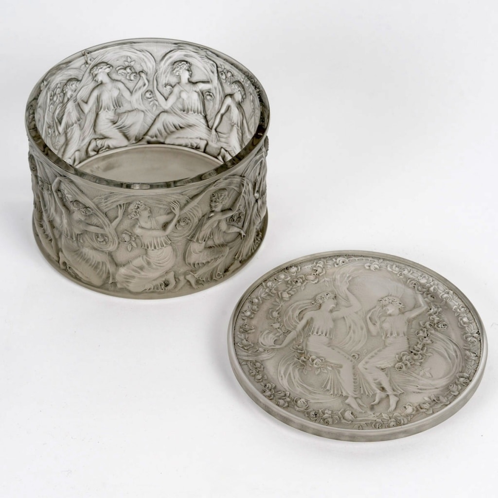 Boîte « Figurines et Voiles » verre blanc patiné gris de René LALIQUE 4 Boîte « Figurines et Voiles » verre blanc patiné gris de René LALIQUE 4