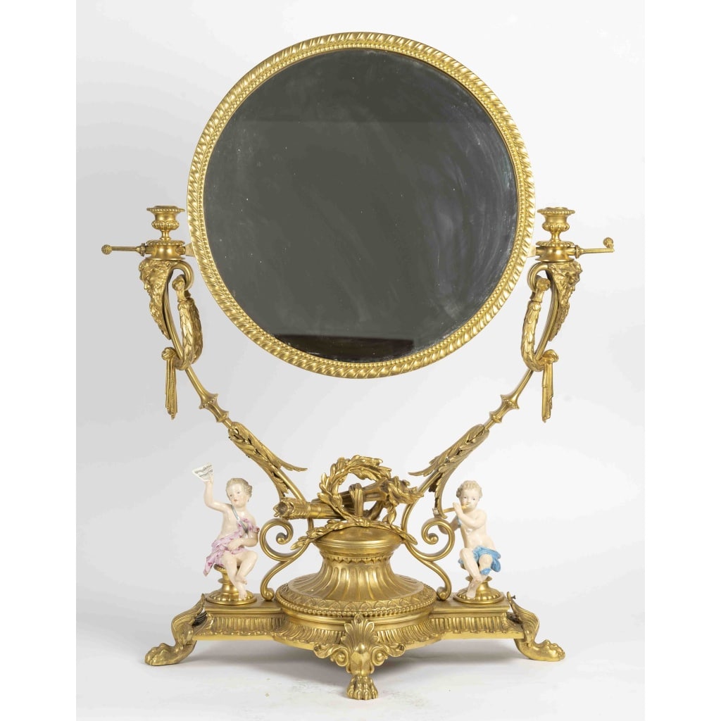 Un grand miroir de table en bronze dore et sculpture en porcelaine, fin XIXème siècle 2