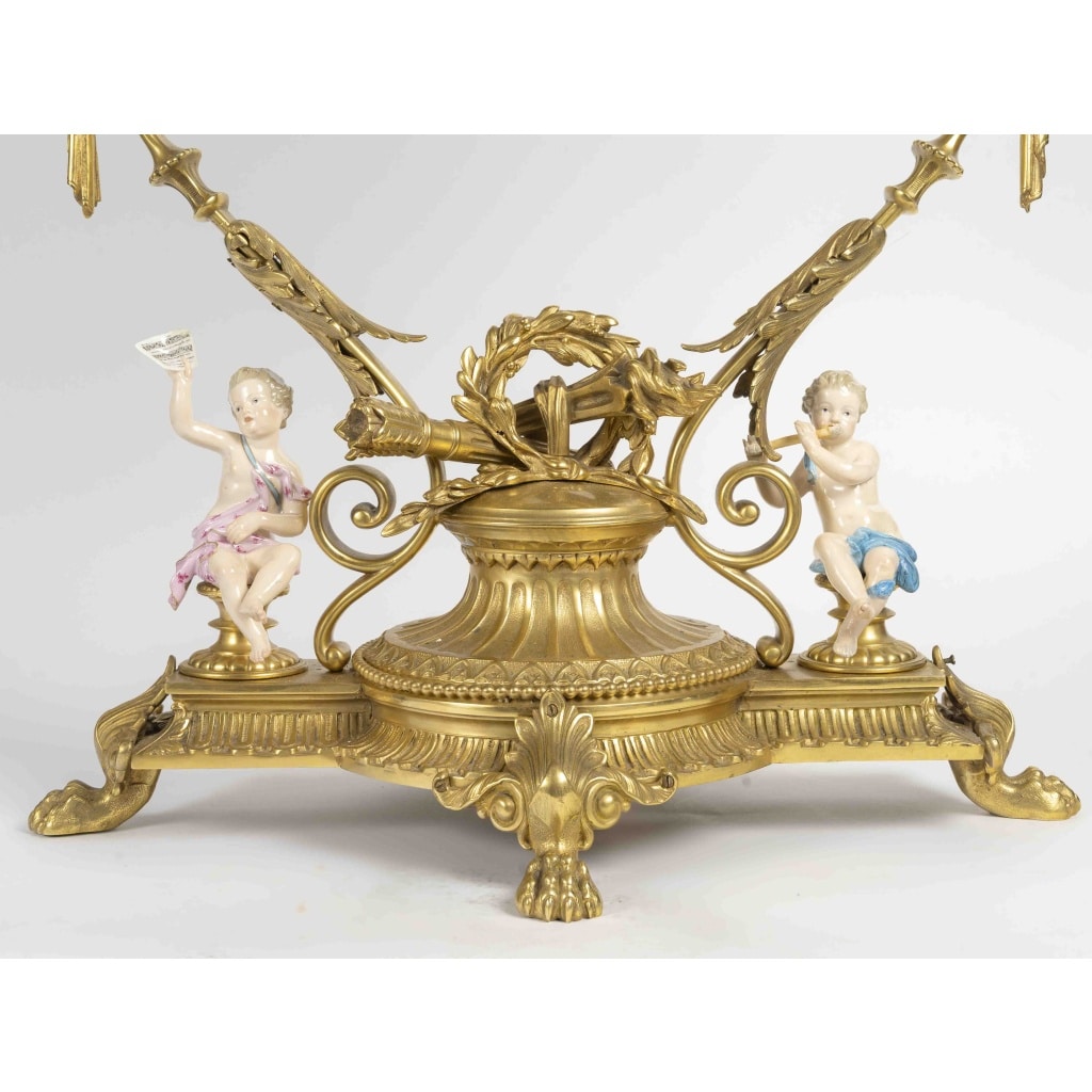 Un grand miroir de table en bronze dore et sculpture en porcelaine, fin XIXème siècle 3
