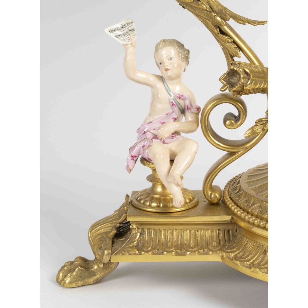 Un grand miroir de table en bronze dore et sculpture en porcelaine, fin XIXème siècle 12