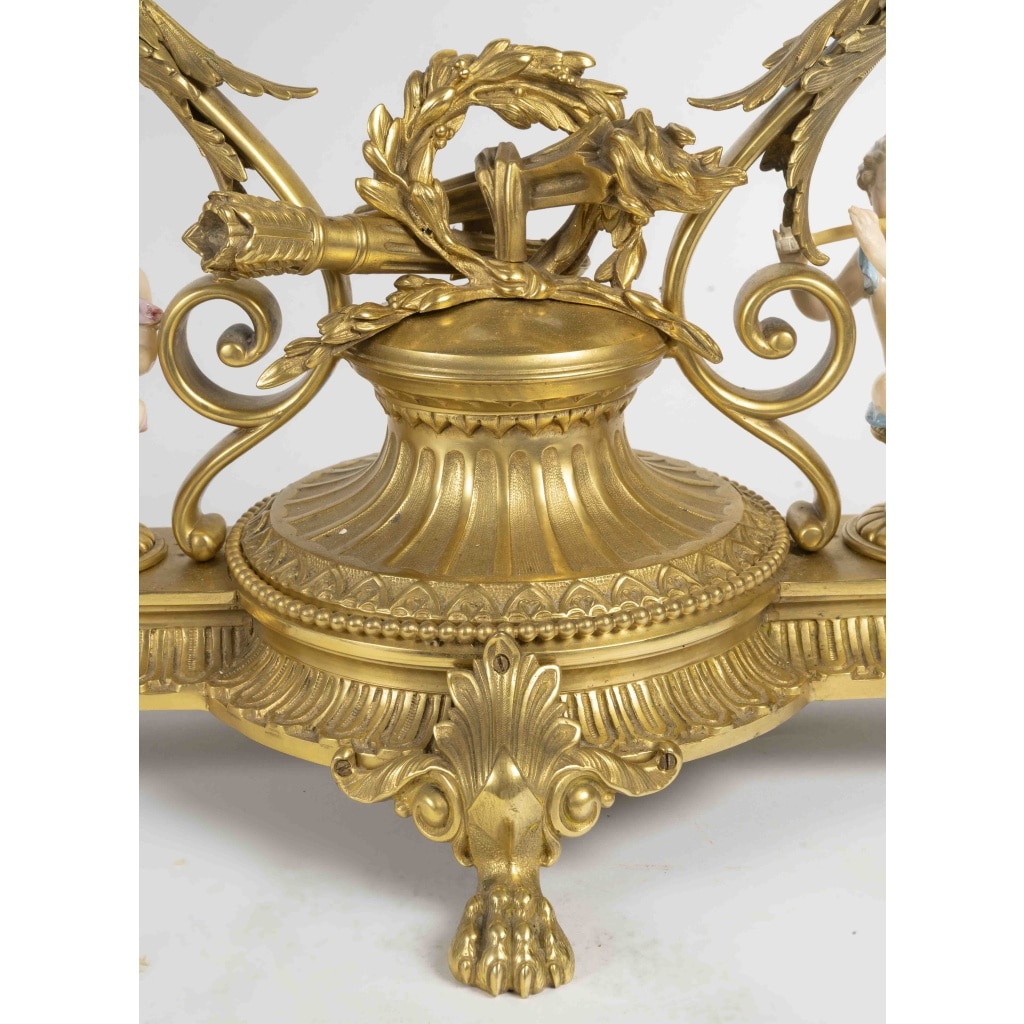 Un grand miroir de table en bronze dore et sculpture en porcelaine, fin XIXème siècle 11