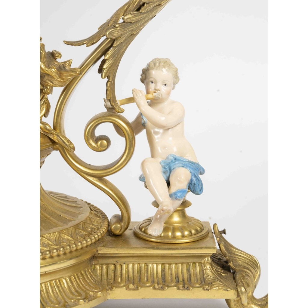 Un grand miroir de table en bronze dore et sculpture en porcelaine, fin XIXème siècle 10