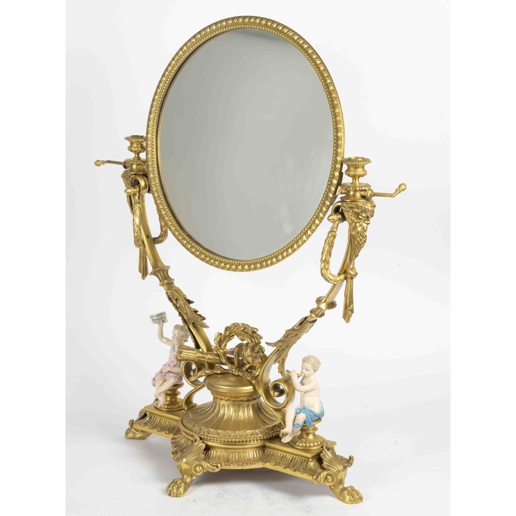 Un grand miroir de table en bronze dore et sculpture en porcelaine, fin XIXème siècle 9