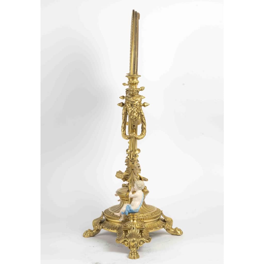 Un grand miroir de table en bronze dore et sculpture en porcelaine, fin XIXème siècle 7