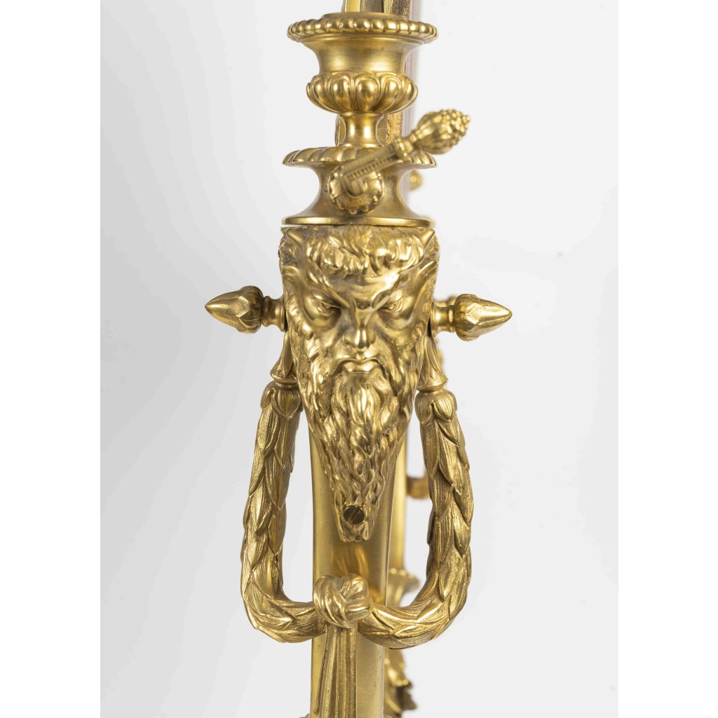 Un grand miroir de table en bronze dore et sculpture en porcelaine, fin XIXème siècle 6