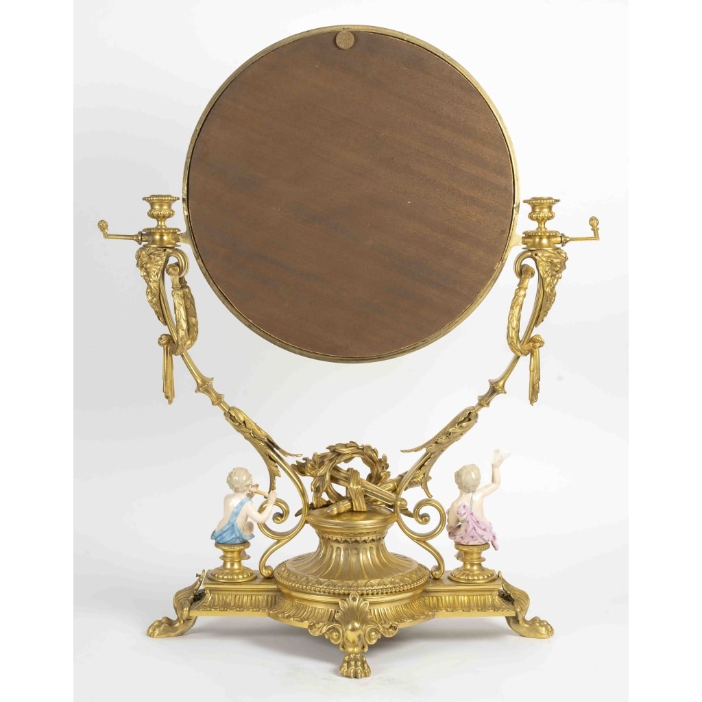 Un grand miroir de table en bronze dore et sculpture en porcelaine, fin XIXème siècle 5