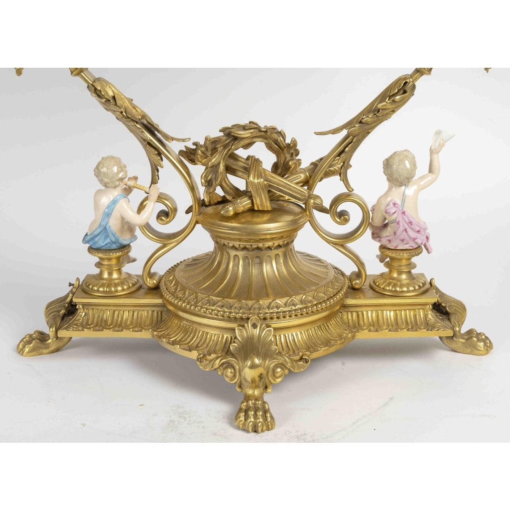 Un grand miroir de table en bronze dore et sculpture en porcelaine, fin XIXème siècle 4