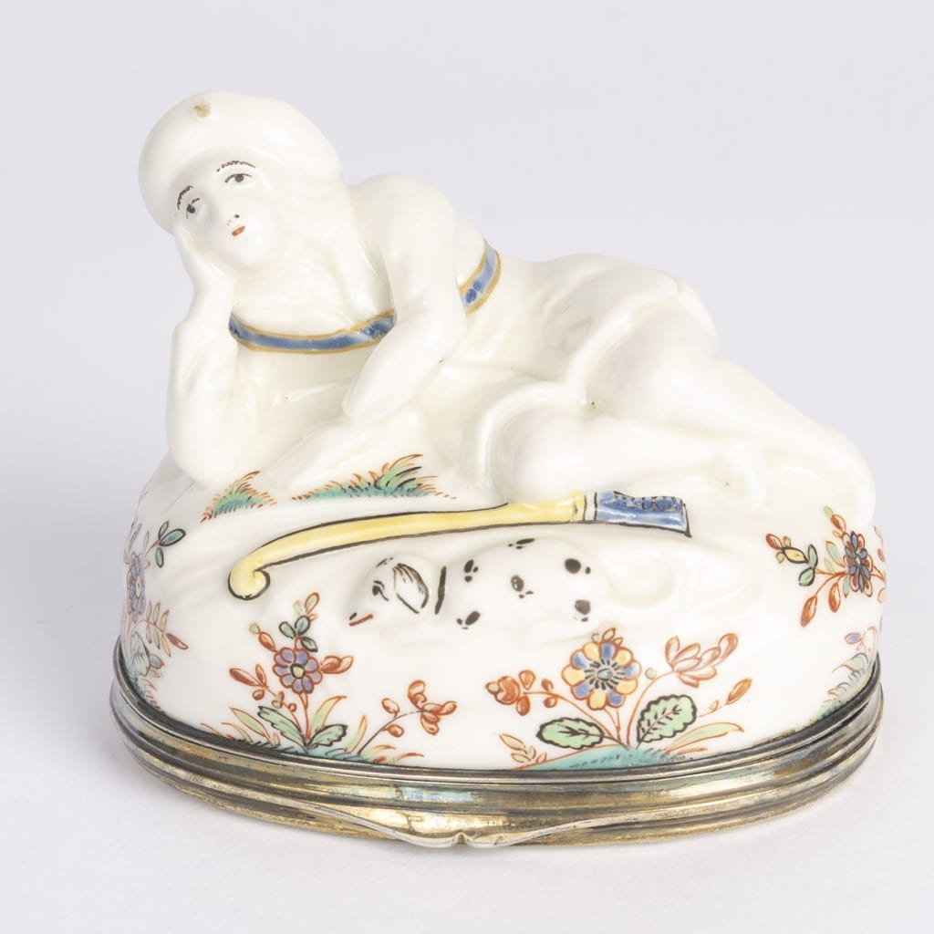 Tabatière en porcelaine figurant un orientale alangui