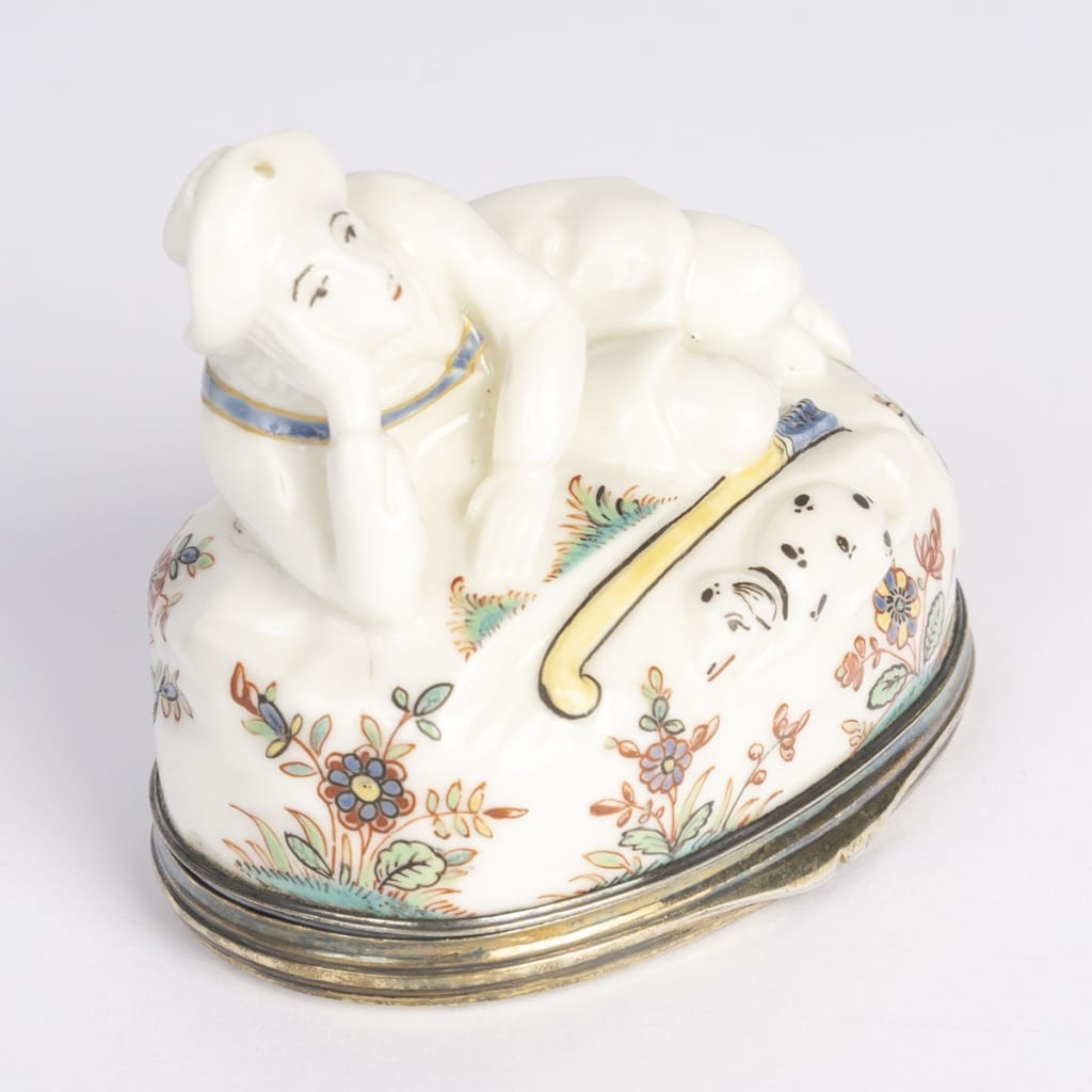 Tabatière en porcelaine figurant un orientale alangui 3