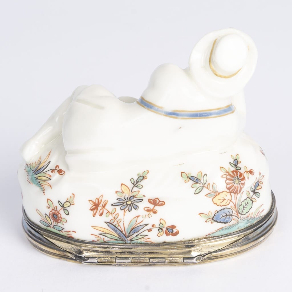 Tabatière en porcelaine figurant un orientale alangui 4