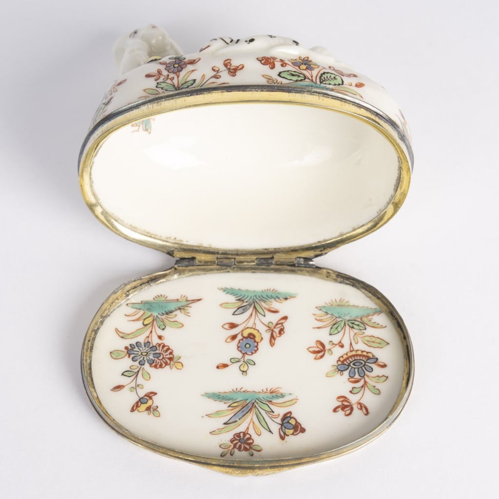 Tabatière en porcelaine figurant un orientale alangui 7