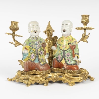 CHINE, bougeoir en bronze et couple en porcelaine. XVIIIème siècle CHINE, bougeoir en bronze et couple en porcelaine. XVIIIème siècle