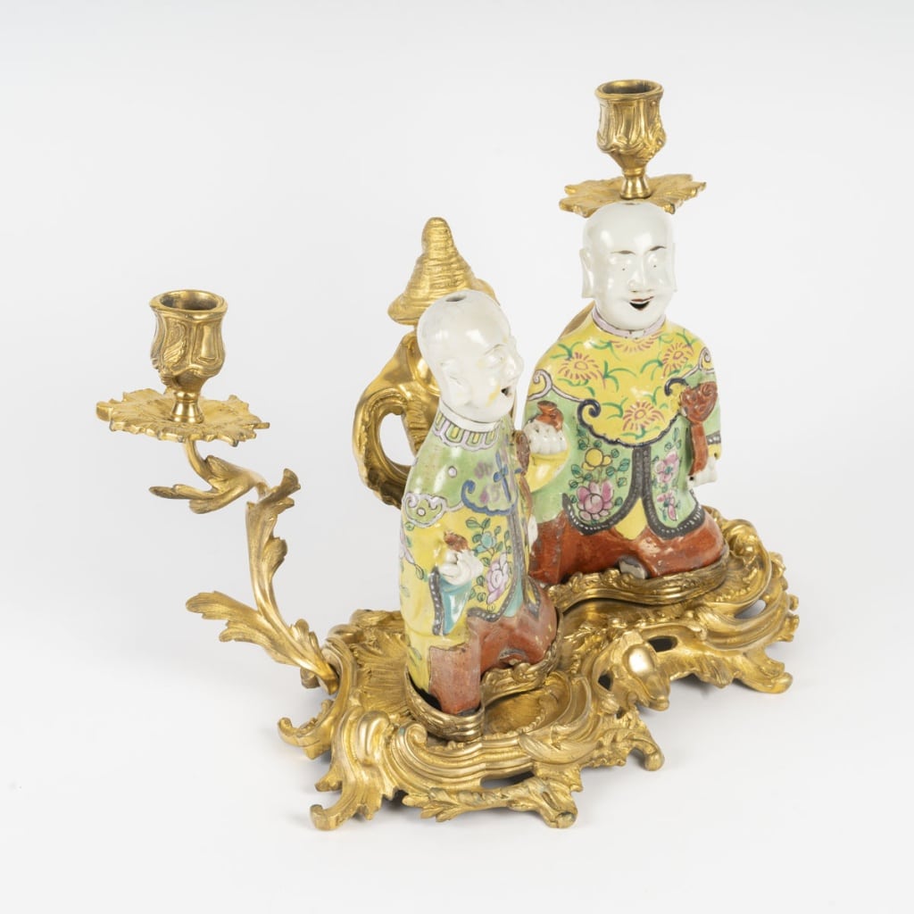 CHINE, bougeoir en bronze et couple en porcelaine. XVIIIème siècle 3