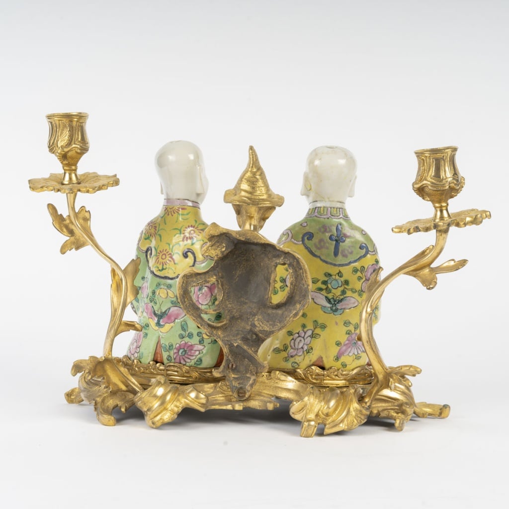 CHINE, bougeoir en bronze et couple en porcelaine. XVIIIème siècle 10
