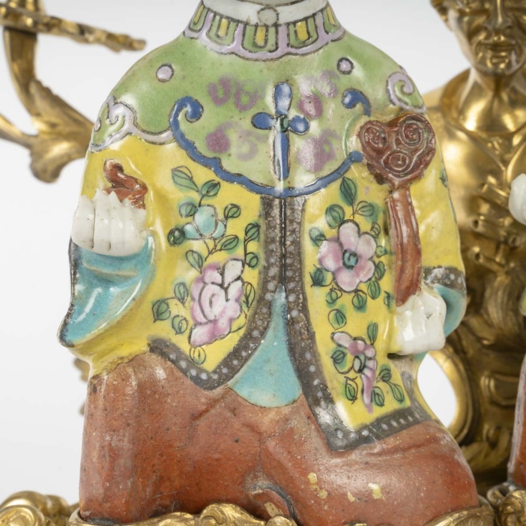 CHINE, bougeoir en bronze et couple en porcelaine. XVIIIème siècle 7