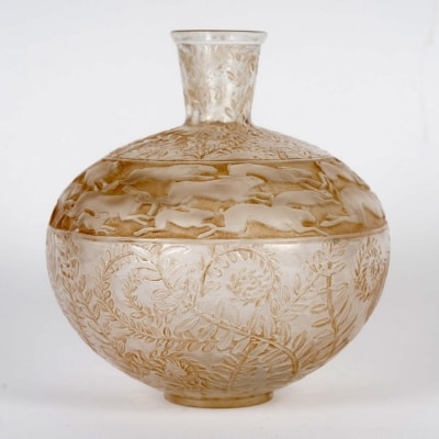Vase « Lièvres » verre blanc patiné sépia de René LALIQUE Vase « Lièvres » verre blanc patiné sépia de René LALIQUE