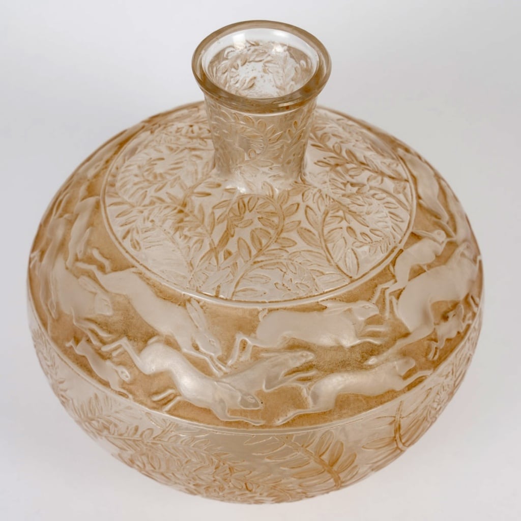 Vase « Lièvres » verre blanc patiné sépia de René LALIQUE 4