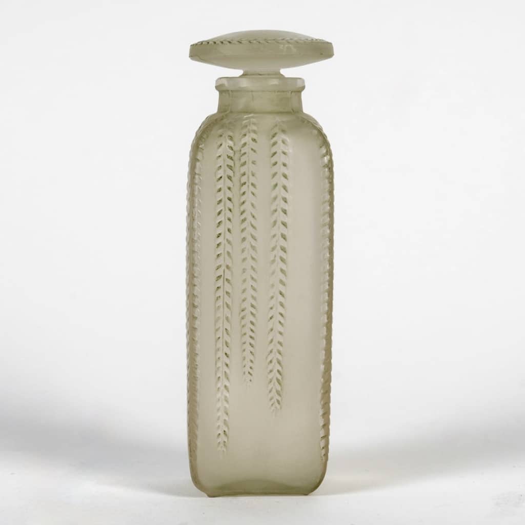 Flacon « Le Triompe » verre blanc patiné gris vert de René LALIQUE pour D&rsquo;Orsay 3