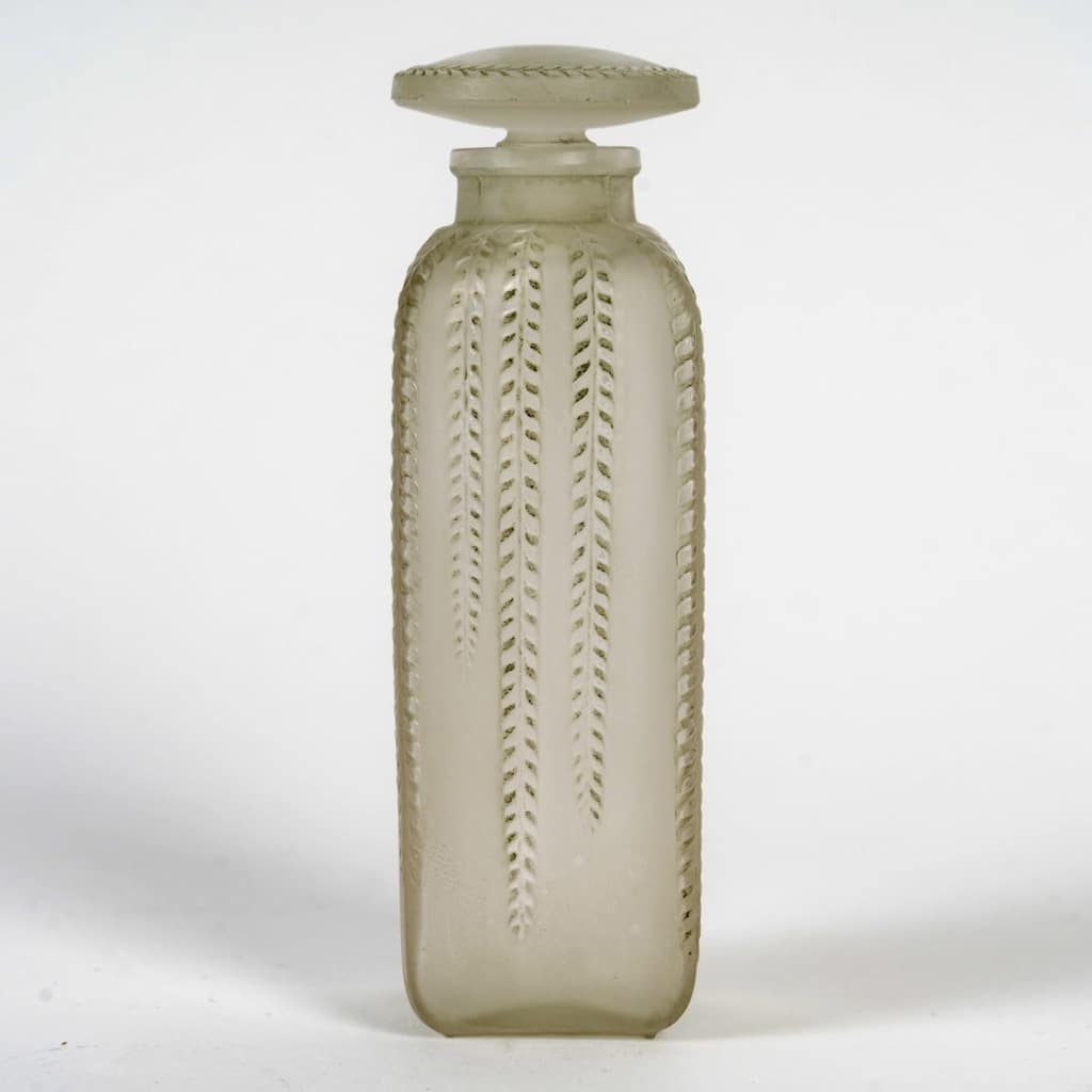 Flacon « Le Triompe » verre blanc patiné gris vert de René LALIQUE pour D&rsquo;Orsay 2