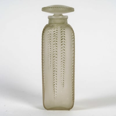 Flacon « Le Triompe » verre blanc patiné gris vert de René LALIQUE pour D’Orsay Flacon « Le Triompe » verre blanc patiné gris vert de René LALIQUE pour D’Orsay