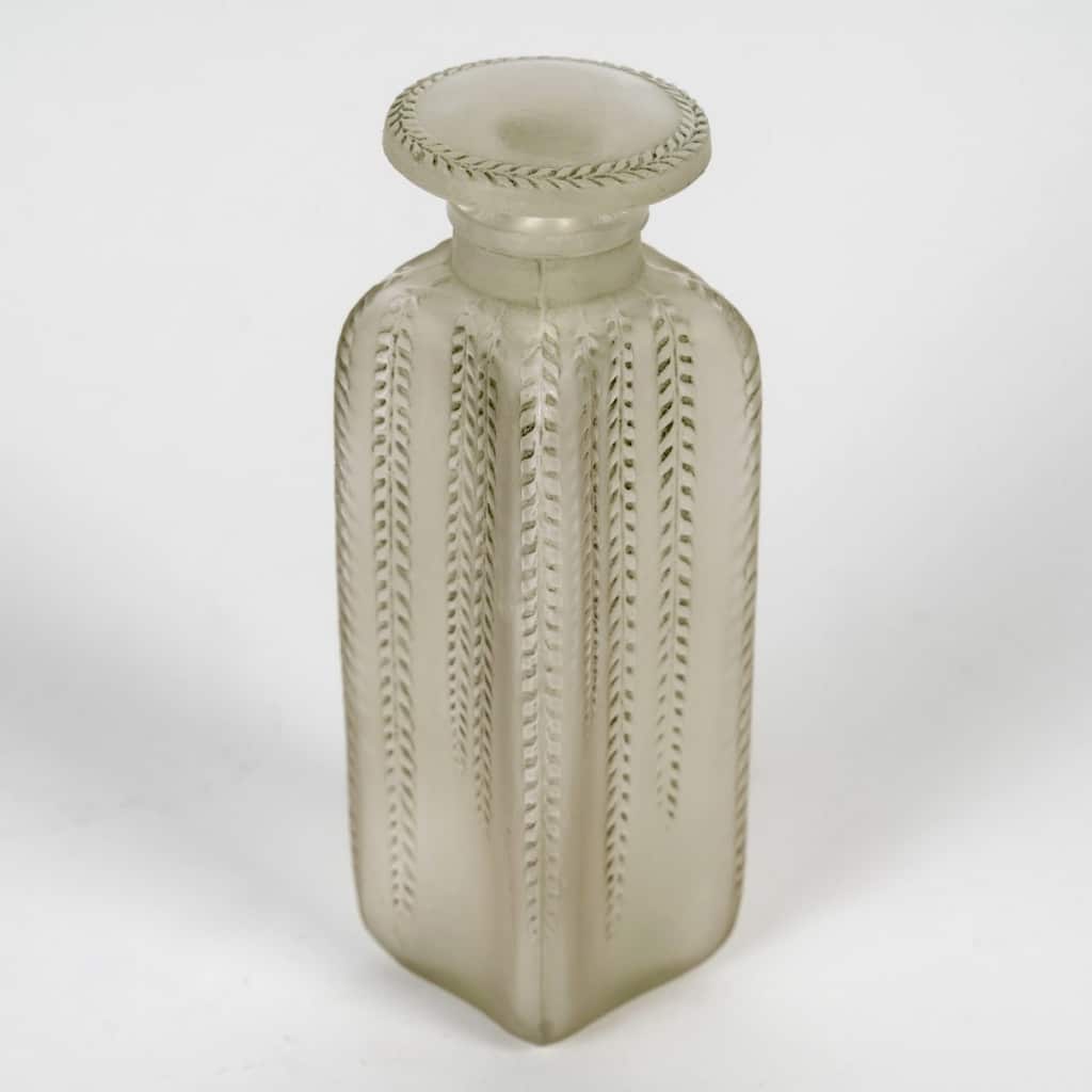 Flacon « Le Triompe » verre blanc patiné gris vert de René LALIQUE pour D&rsquo;Orsay 4