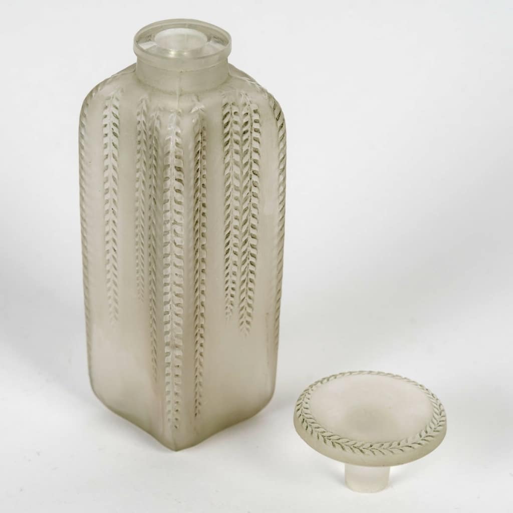 Flacon « Le Triompe » verre blanc patiné gris vert de René LALIQUE pour D&rsquo;Orsay 5