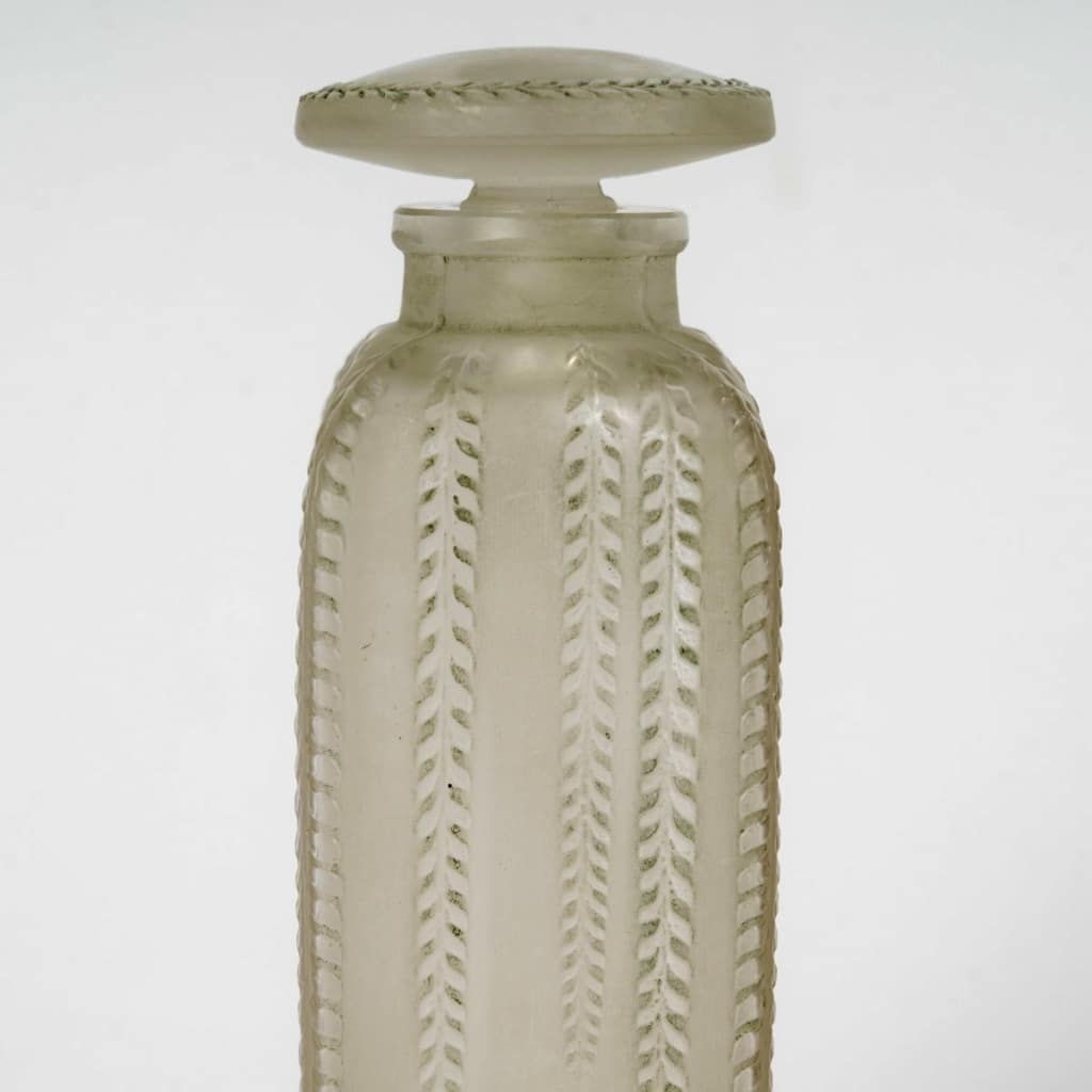 Flacon « Le Triompe » verre blanc patiné gris vert de René LALIQUE pour D&rsquo;Orsay 6