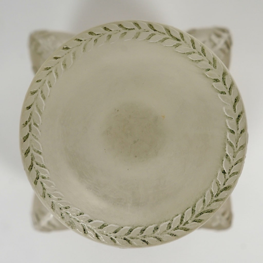 Flacon « Le Triompe » verre blanc patiné gris vert de René LALIQUE pour D&rsquo;Orsay 7