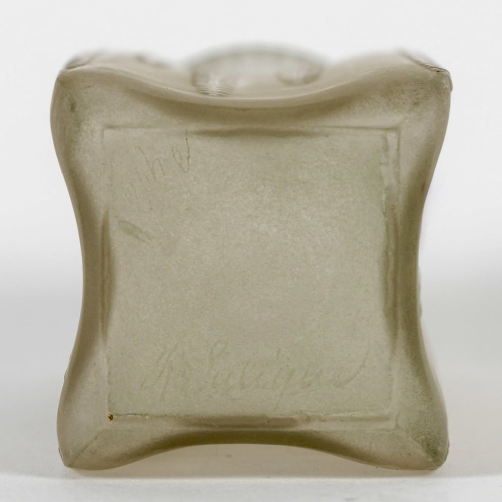 Flacon « Le Triompe » verre blanc patiné gris vert de René LALIQUE pour D&rsquo;Orsay 8