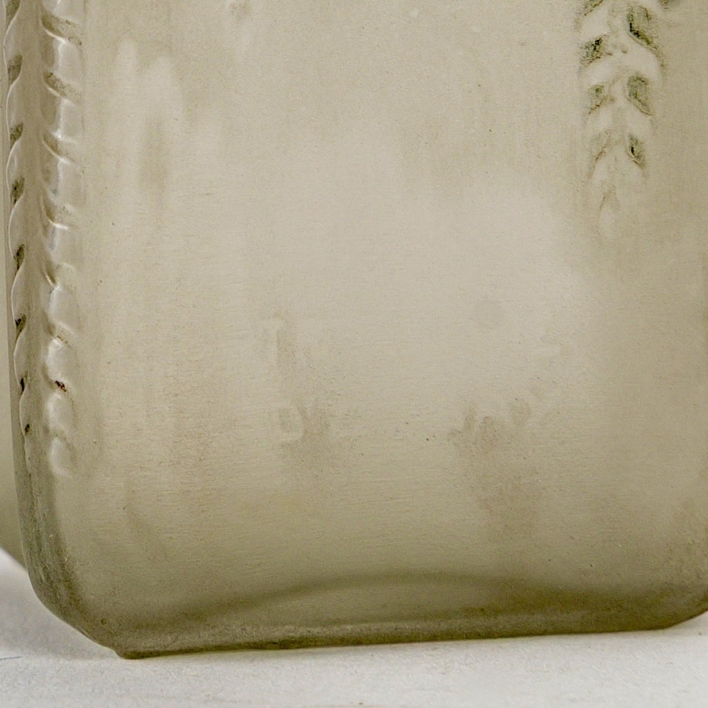 Flacon « Le Triompe » verre blanc patiné gris vert de René LALIQUE pour D&rsquo;Orsay 9