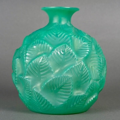 Vase « Ormeaux » verre vert jade de René LALIQUE Vase « Ormeaux » verre vert jade de René LALIQUE