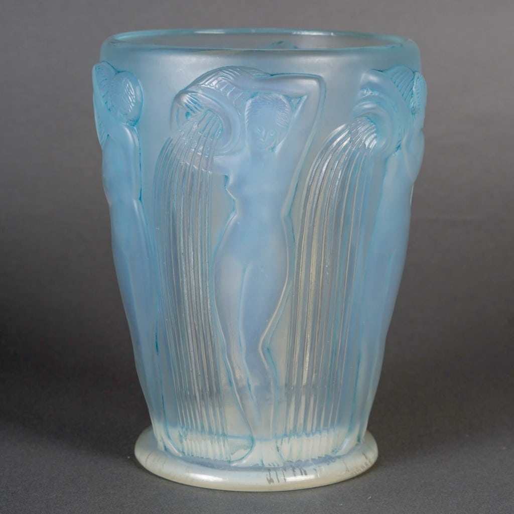 Vase « Danaïdes » verre opalescent patiné bleu de René LALIQUE 4
