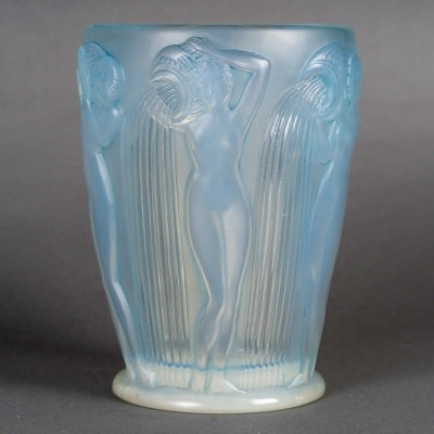 Vase « Danaïdes » verre opalescent patiné bleu de René LALIQUE Vase « Danaïdes » verre opalescent patiné bleu de René LALIQUE
