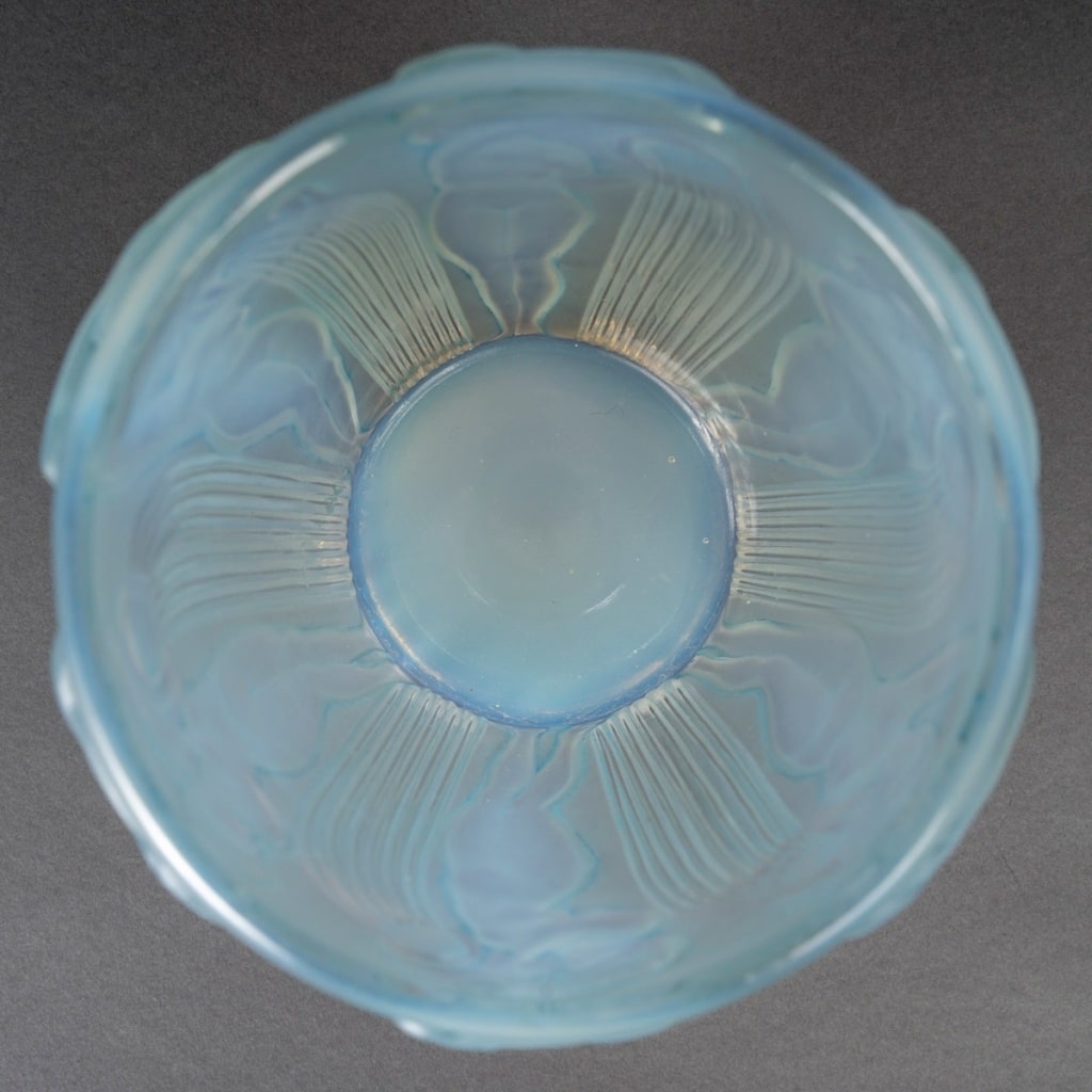 Vase « Danaïdes » verre opalescent patiné bleu de René LALIQUE 6
