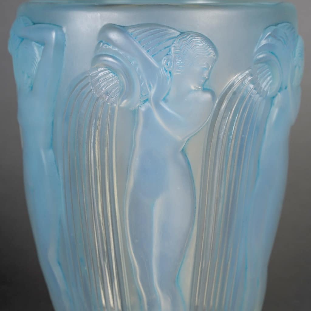 Vase « Danaïdes » verre opalescent patiné bleu de René LALIQUE 9