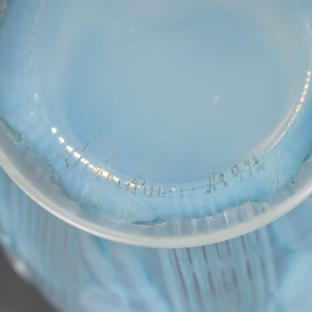 Vase « Danaïdes » verre opalescent patiné bleu de René LALIQUE 10