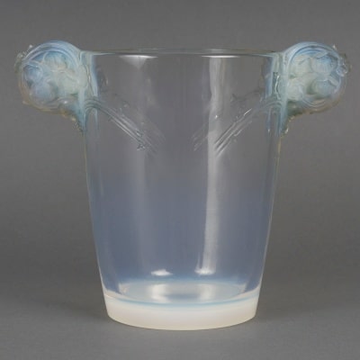 Vase « Chamarande » verre opalescent patiné gris de René LALIQUE Vase « Chamarande » verre opalescent patiné gris de René LALIQUE