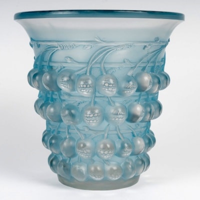Vase « Montmorency » verre blanc patiné bleu de René LALIQUE Vase « Montmorency » verre blanc patiné bleu de René LALIQUE
