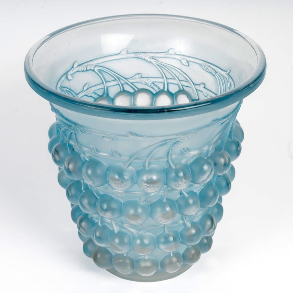 Vase « Montmorency » verre blanc patiné bleu de René LALIQUE 3