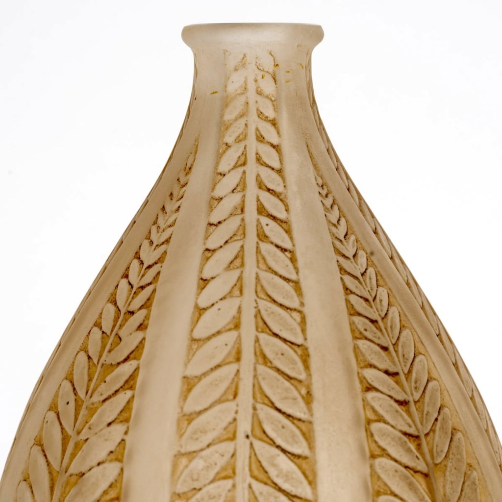 Vase « Acacia » verre blanc patiné sépia de René LALIQUE 4 Vase « Acacia » verre blanc patiné sépia de René LALIQUE 4