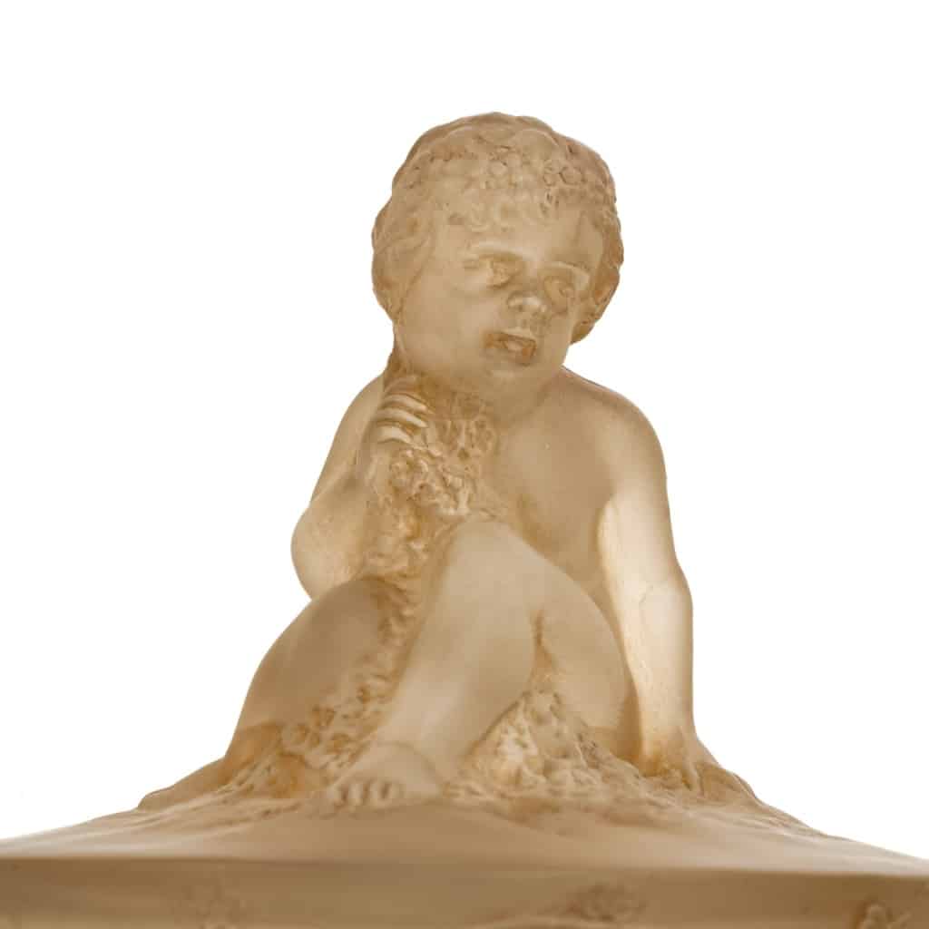 Boîte « Amour Assis » verre blanc patiné sépia de René LALIQUE 7
