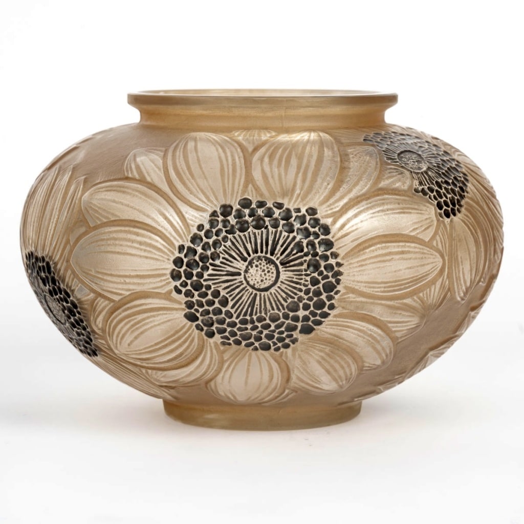 Vase « Dahlias » verre blanc patiné sépia et émaillé noir de René LALIQUE 2