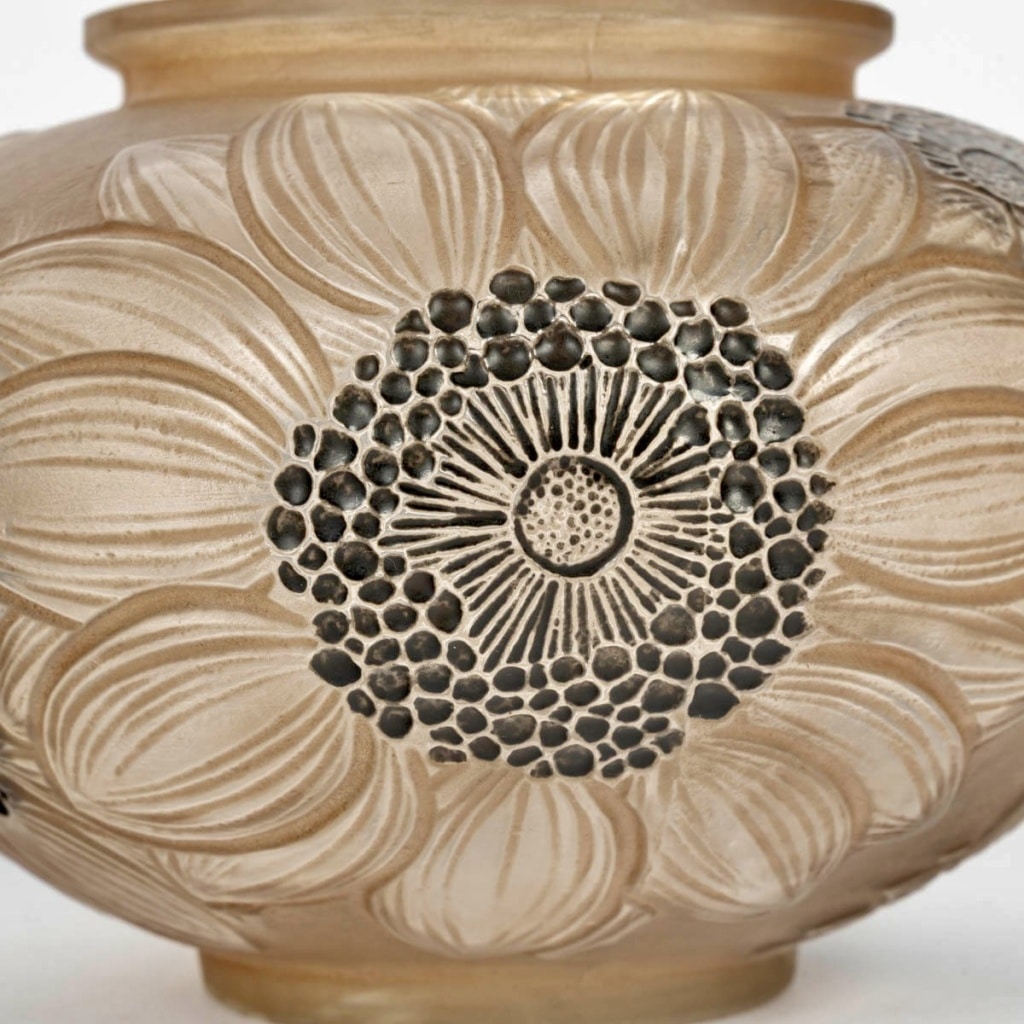 Vase « Dahlias » verre blanc patiné sépia et émaillé noir de René LALIQUE 7