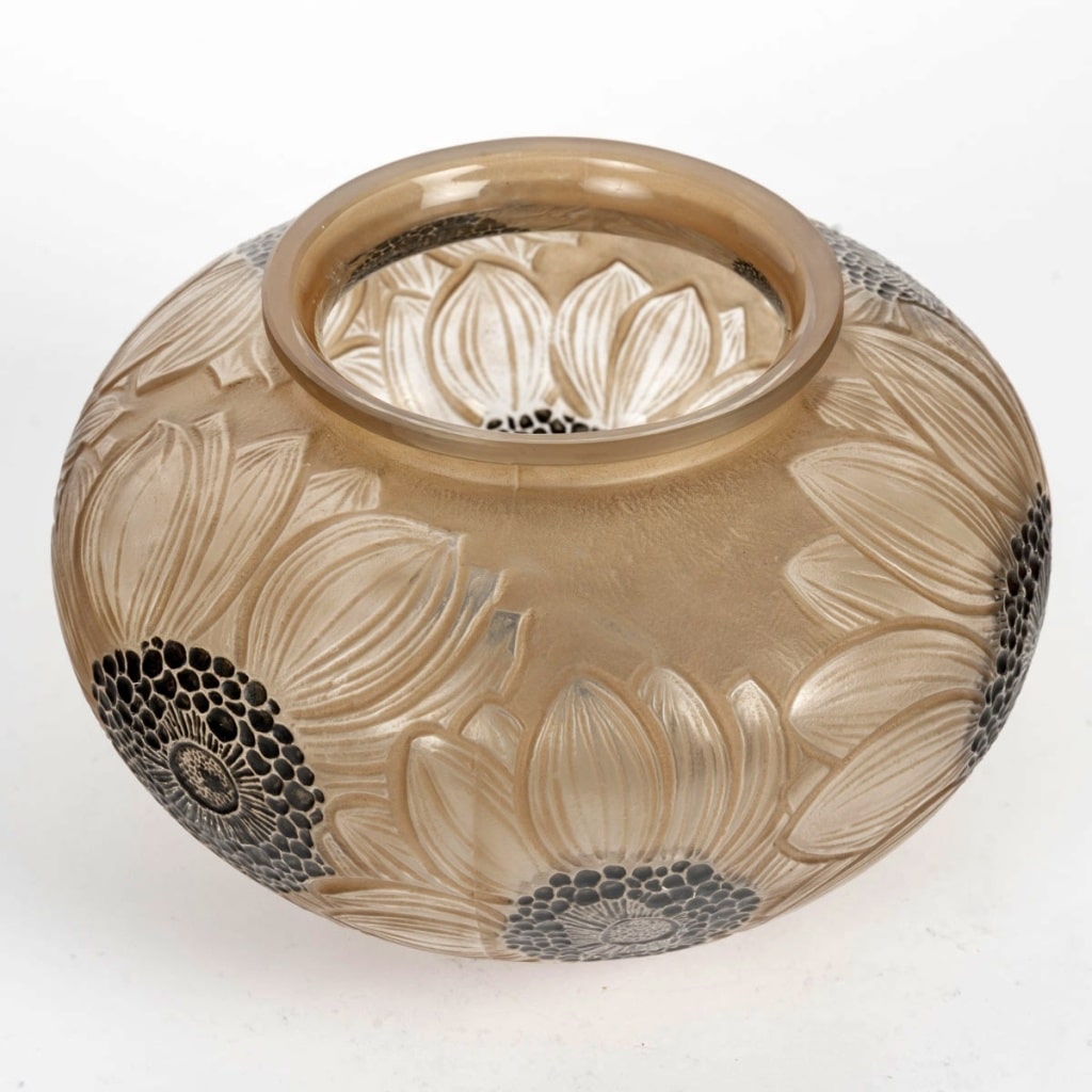 Vase « Dahlias » verre blanc patiné sépia et émaillé noir de René LALIQUE 3