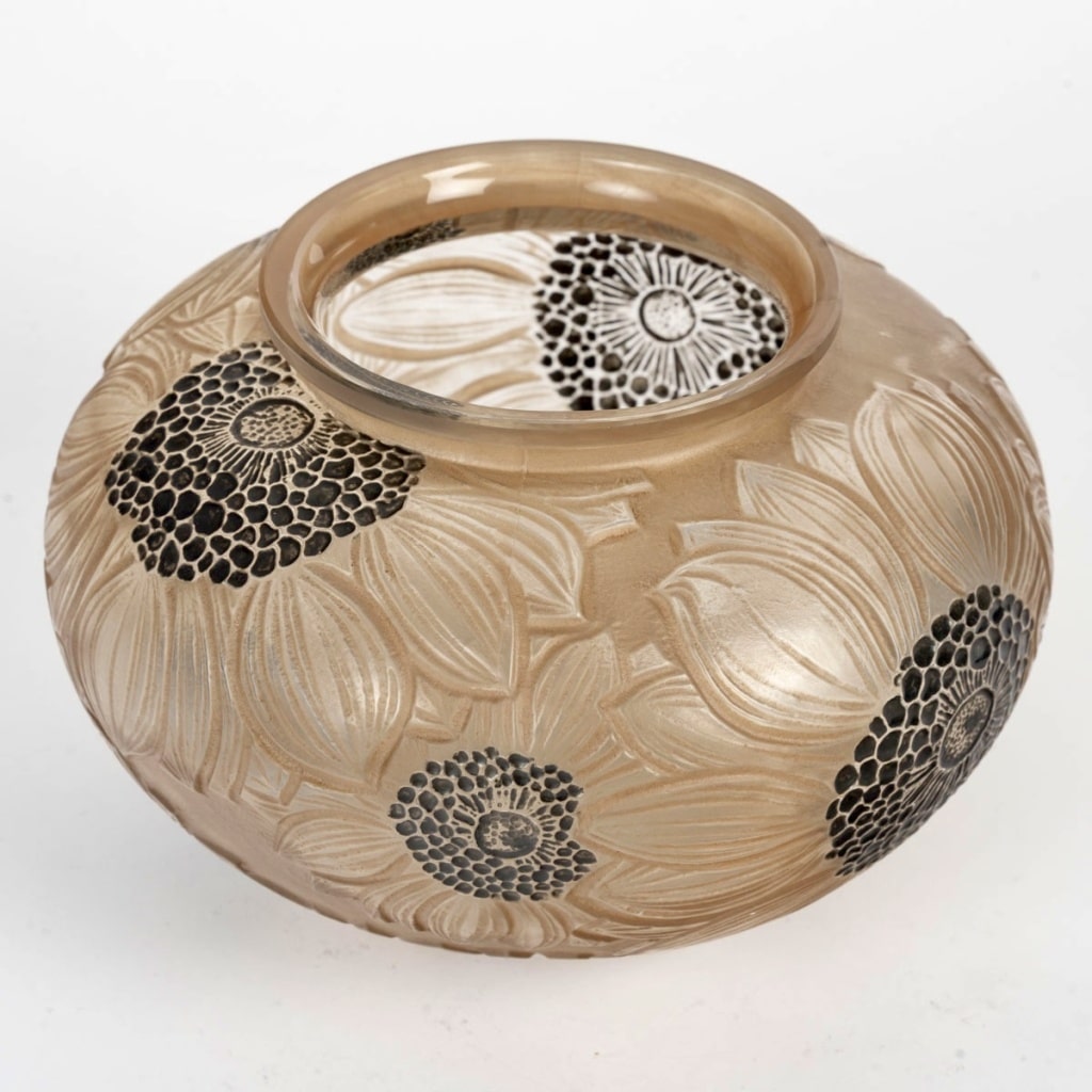 Vase « Dahlias » verre blanc patiné sépia et émaillé noir de René LALIQUE 5