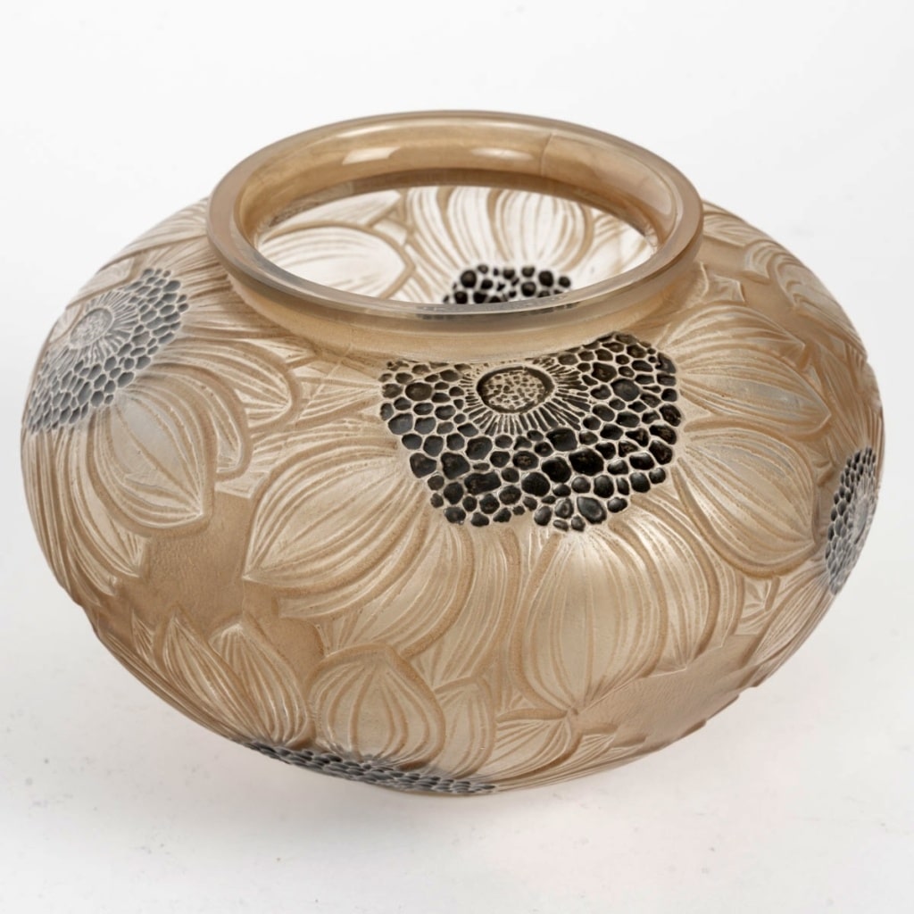 Vase « Dahlias » verre blanc patiné sépia et émaillé noir de René LALIQUE 4