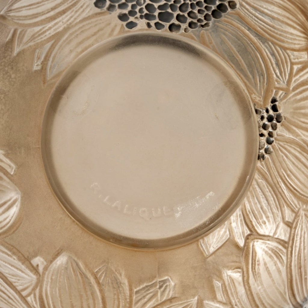 Vase « Dahlias » verre blanc patiné sépia et émaillé noir de René LALIQUE 8