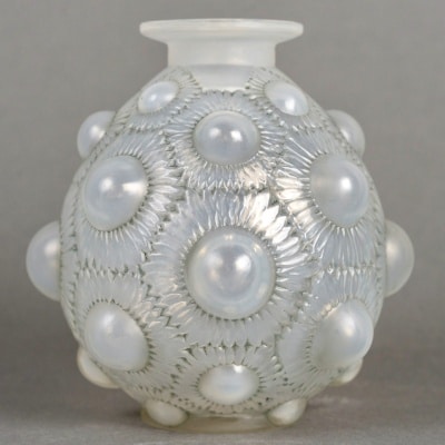 Vase « Tournesols » verre opalescent patiné bleu gris de René LALIQUE Vase « Tournesols » verre opalescent patiné bleu gris de René LALIQUE