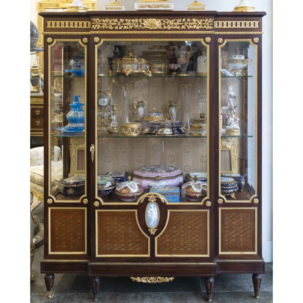 Une Vitrine de style Louis XVI, fin XIXème siècle 2